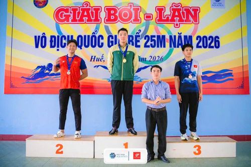 Hoàng Quý Phước (bên trái) vẫn cho thấy kinh nghiệm và bản lĩnh ở tuổi 33, đóng góp vào thành công chung của bơi Đà Nẵng. Ảnh: VASA