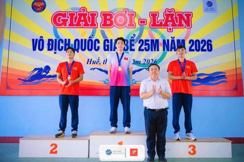 Kình ngư trẻ Trần Văn Nguyễn Quốc (giữa) thể hiện phong độ cao, đóng góp vào 4 huy chương Vàng của đội tuyển bơi Đà Nẵng. Ảnh: VASA