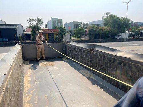 Cảnh sát giao thông đo kích thước thành thùng xe tải tự đổ theo quy định. Ảnh: P.GIANG