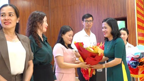 Lãnh đạo Hội Liên hiệp phụ nữ xã Thăng Điền tặng hoa ghi nhận tấm lòng của các nhà hảo tâm. Ảnh: GIANG BIÊN