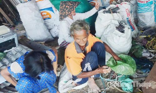 Công việc nhặt ve chai, phế liệu mỗi ngày chỉ kiếm được vài chục ngàn đồng, không thể đủ trang trải cho cuộc sống của cả gia đình có đến 4 người đều bệnh tật.