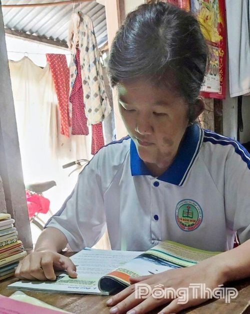 Góc học tập của em Bùi Thị Thùy Dương là chiếc bàn nhỏ kê ở một góc nhà.