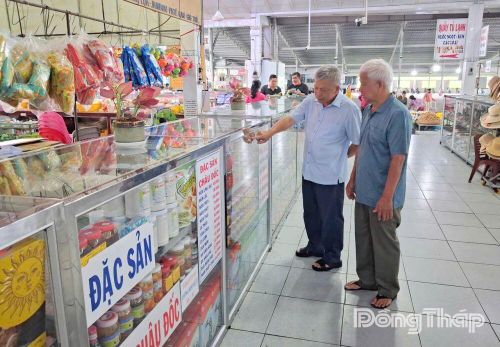  Lãnh đạo Chi cục An toàn thực phẩm tỉnh kiểm tra việc chấp hành các quy định về an toàn thực phẩm tại một cơ sở sản xuất, kinh doanh trên địa bàn tỉnh.
