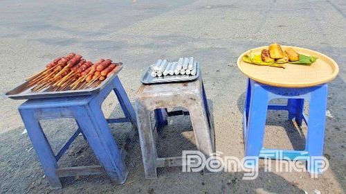 Thức ăn đường phố được bày bán không che đậy cẩn thận (ảnh chụp ngày 2-4-2026).