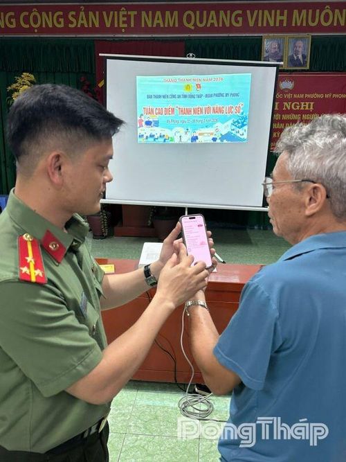 Đoàn viên thanh niên phường Mỹ Phong hướng dẫn người dân tạo tài khoản dịch vụ công trực tuyến ngay tại bộ phận một cửa.