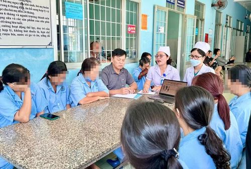  Khoa Tâm bệnh - Bệnh viện Tâm thần Quy Nhơn gặp mặt bệnh nhân và người nhà. Ảnh: Thảo Khuy 