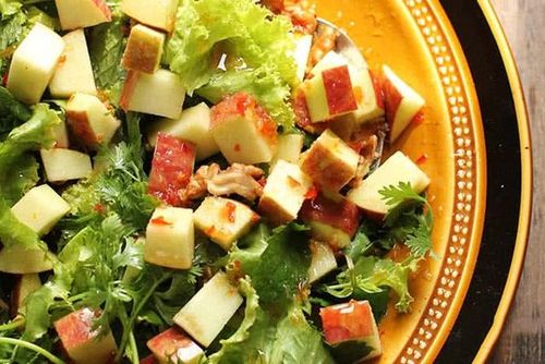 Món salad táo nên giữ nguyên vỏ để hưởng trọn lợi ích dinh dưỡng.