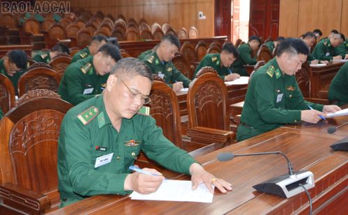 Thí sinh tham gia phần thi viết.