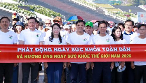 Các đồng chí lãnh đạo tỉnh và Sở Y tế cùng đi bộ phát động phong trào “Toàn dân chủ động phòng bệnh - Vì một Việt Nam khỏe mạnh” trong toàn tỉnh