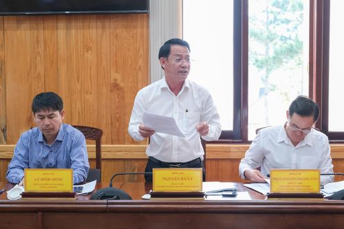 Giám đốc Sở Công thương Nguyễn Bá Út nêu ý kiến tại cuộc họp