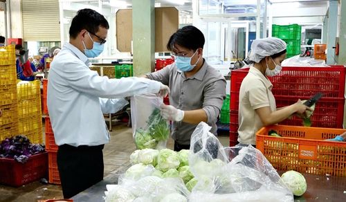 Chi cục Chất lượng, Chế biến và Phát triển thị trường Lâm Đồng lấy mẫu nông sản kiểm tra định kỳ, bảo đảm chất lượng sản phẩm
