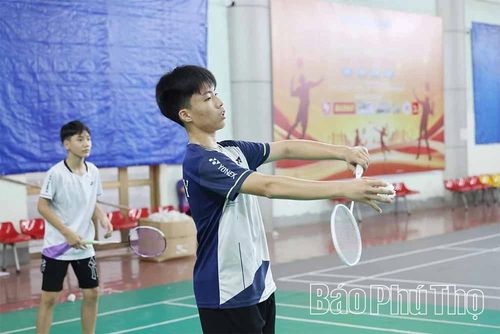 Học viên lớp Cầu lông Mạnk Nguyễn Badminton luyện tập chuẩn bị cho Hội khỏe Phù Đổng.