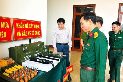 Các đại biểu tham quan gian trưng bày mô hình học cụ huấn luyện - Ảnh: H.Tr
