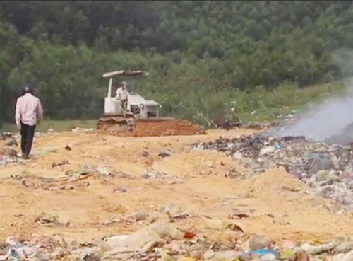UBND xã Quảng Ninh huy động máy xúc san gạt, phủ đất lên các khu vực cháy nhằm khống chế đám cháy - Ảnh: B.T