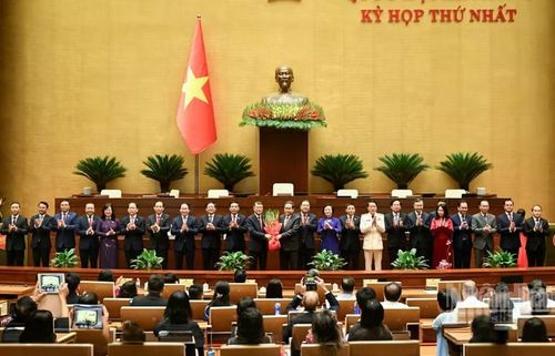Chủ tịch Quốc hội Trần Thanh Mẫn tặng hoa chúc mừng các thành viên Chính phủ nhiệm kỳ 2026-2031. (Ảnh: DUY LINH)