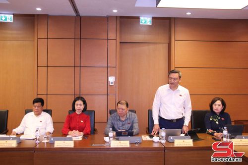 Đại biểu Quàng Văn Hương phát biểu tại phiên thảo luận