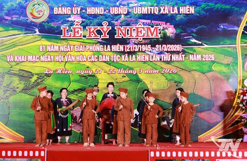 Câu lạc bộ Sấng cọ Na Mao (thôn Khuân U, xã Phú Xuyên) giao lưu văn nghệ tại xã La Hiên.
