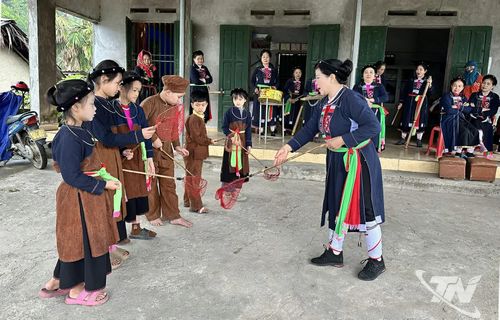 Thành viên CLB Sấng cọ Na Mao hướng dẫn thế hệ trẻ tập luyện các điệu múa, trò chơi dân gian.