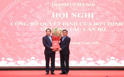 Ủy viên Bộ Chính trị, Thường trực Ban Bí thư Trần Cẩm Tú đã trao Quyết định của Bộ Chính trị phân công, chỉ định ông Trần Đức Thắng giữ chức Bí thư Thành ủy Hà Nội nhiệm kỳ 2025 - 2030. Ảnh: Quang Thái.