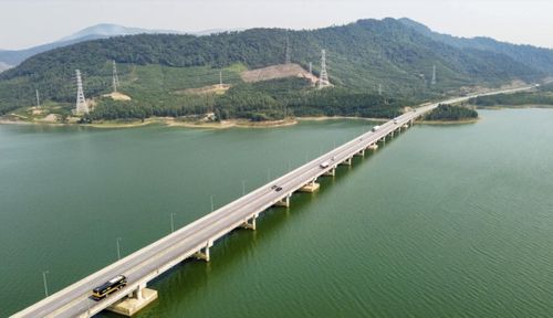 Tuyến cao tốc Bắc - Nam bắc qua lòng hồ Yên Mỹ, thuộc địa phận khu kinh tế Nghi Sơn.