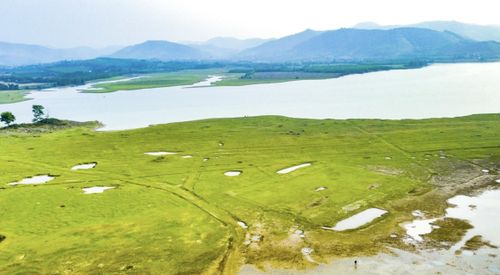 Hồ Yên Mỹ có diện tích khoảng 2.800ha, được ví như "viên ngọc xanh" của xứ Thanh.