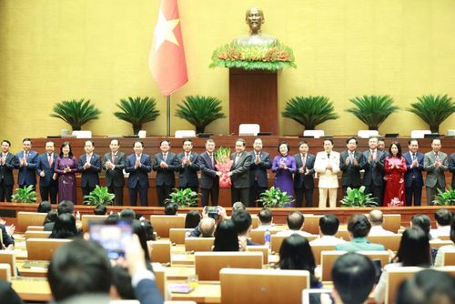 Chủ tịch Quốc hội Trần Thanh Mẫn tặng hoa chúc mừng các thành viên Chính phủ khóa mới. Ảnh: Đức Thanh