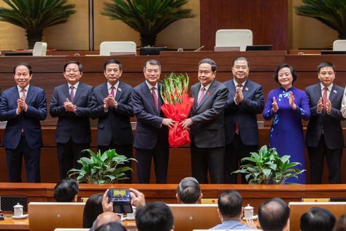 Chủ tịch Quốc hội Trần Thanh Mẫn tặng hoa chúc mừng các thành viên Chính phủ khóa mới. Ảnh: Đức Thanh