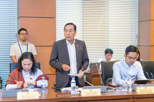 ĐBQH Phạm Văn Hòa (Đồng Tháp) phát biểu. Ảnh: Mạnh Hưng