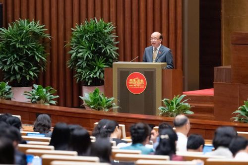 Chủ nhiệm Ủy ban Pháp luật và Tư pháp của Quốc hội Phan Chí Hiếu trình bày báo cáo thẩm tra. Ảnh: Media Quốc hội