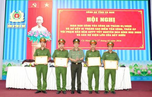 Đại tá Hồ Việt Triều, Giám đốc Công an tỉnh Cà Mau trao Bằng khen của Chủ tịch UBND tỉnh tặng tập thể, cá nhân có thành tích khám phá nhanh vụ án hình sự. 