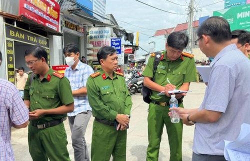 Đại tá Châu Quốc Huy, Phó Giám đốc Công an tỉnh Cà Mau (thứ 3 từ phải sang) trực tiếp chỉ đạo Phòng CSHS điều tra vụ án mạng đặc biệt nghiêm trọng tại ấp Cái Ngay, xã Thanh Tùng, ngày 6/11/2025. 