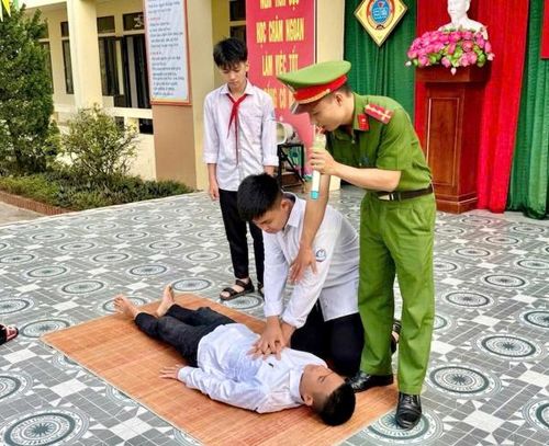 Công an xã Vũ Quang hướng dẫn kỹ năng sơ cứu ban đầu khi tai nạn đuối nước xảy ra.