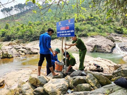 Công an xã Thạch Xuân tiến hành cắm biển cảnh báo tại các khu vực nguy hiểm, có nguy cơ đuối nước cao.