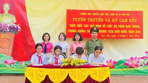 Lực lượng Công an còn tổ chức cho các em học sinh ký cam kết thực hiện các biện pháp đảm bảo an toàn bơi lội trong dịp hè.