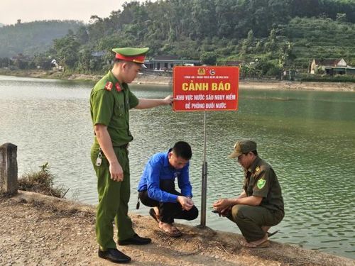 Công tác rà soát, cắm biển cảnh báo nguy cơ đuối nước tại các hồ, đập thủy lợi trên địa bàn Hà Tĩnh đang được tổ chức đồng bộ. 