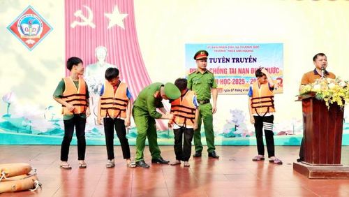 Công an xã Thượng Đức tổ chức tuyên truyền, trang bị kỹ năng cho học sinh trên địa bàn ứng phó với đuối nước.
