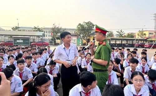 Các buổi tuyên truyền lưu động tại các trường học trước kỳ nghỉ hè thu hút hàng trăm học sinh tham gia.