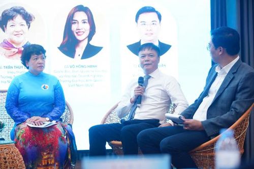 PGS.TS Nguyễn Phong Điền (giữa), Phó Giám đốc Đại học Bách khoa chia sẻ tại hội thảo,