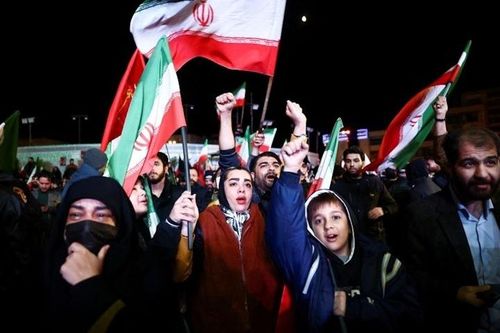Người dân Iran đổ ra đường mừng lệnh ngừng bắn hai tuần. (Ảnh: Reuters)