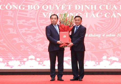 Thường trực Ban Bí thư Trần Cẩm Tú trao quyết định của Bộ Chính trị và tặng hoa chúc mừng tân Bí thư Hà Nội.