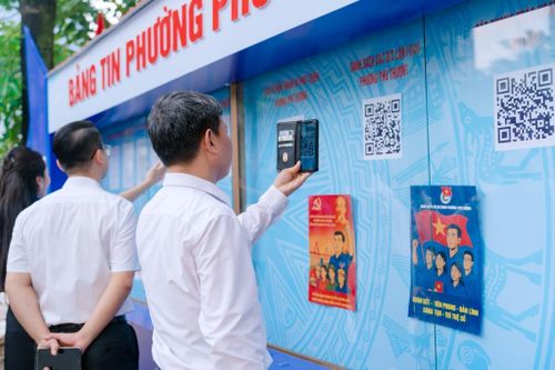 Mô hình “Bảng tin Thanh niên” tại phường Phú Thượng giúp người dân tiếp cận thông tin nhanh chóng, minh bạch, đồng thời thúc đẩy chuyển đổi số gắn liền với đời sống cộng đồng. Ảnh: PV