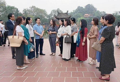 Doanh nghiệp du lịch bàn giải pháp thu hút du khách đến với xã Quốc Oai. Ảnh: Hoài Nam