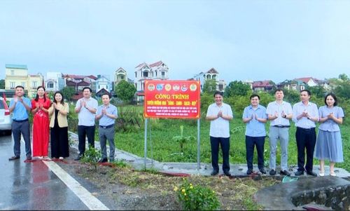 Các đại biểu khánh thành công trình chỉnh trang tuyến đường Lưu Xá – Chùa Đậu