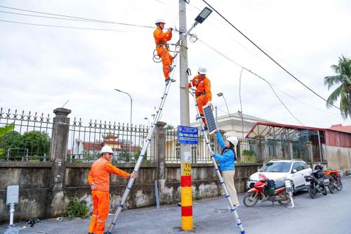Đoàn Thanh niên xã Thượng Phúc phối hợp triển khai công trình “Tuyến đường chiếu sáng bằng năng lượng mặt trời”