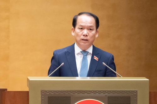 Bộ trưởng Bộ Tư pháp Hoàng Thanh Tùng thừa ủy quyền của Thủ tướng Chính phủ trình bày Tờ trình về dự án Luật Thủ đô (sửa đổi). Ảnh: quochoi.vn