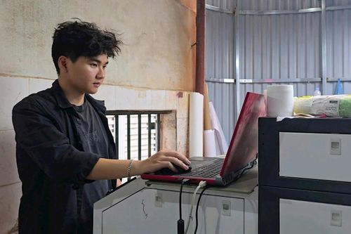 Tốt nghiệp ngành Kinh tế, Nguyễn Thành Long vừa học hỏi kỹ thuật vừa áp dụng kiến thức ở giảng đường để tối ưu quy trình làm việc và nâng cao hiệu quả sản xuất. Ảnh: Tuyết Linh
