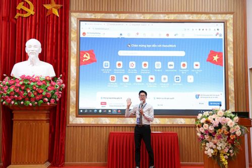 Đại diện Sở Khoa học và Công nghệ giới thiệu, hướng dẫn sử dụng HanoiWork.