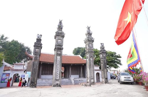 Di tích quốc gia đặc biệt đình Chèm, một điểm đến hấp dẫn dọc bờ sông Hồng. Ảnh: Lại Tấn