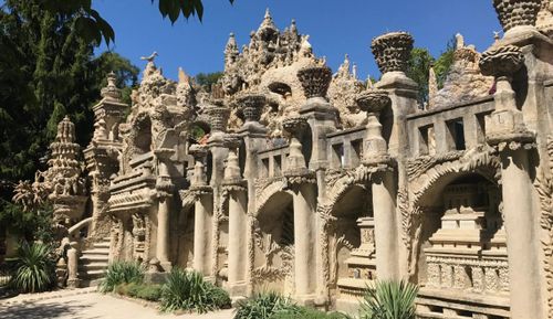 Cung điện Palais Ideál có kiến trúc khác thường, không giống bất cứ cung điện kiểu truyền thống nào ở Châu Âu. Ảnh: Chez-perrier.com