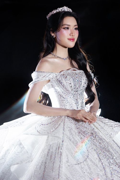 Hình ảnh diện váy cưới được Phương Oanh chia sẻ trên trang cá nhân: "Shining bright like a bride" (tạm dịch: Tỏa sáng như một cô dâu).